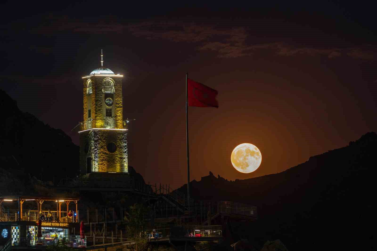 Eskişehir’de fotoğraflanan ’Süper Ay’ görsel şölen oluşturdu
