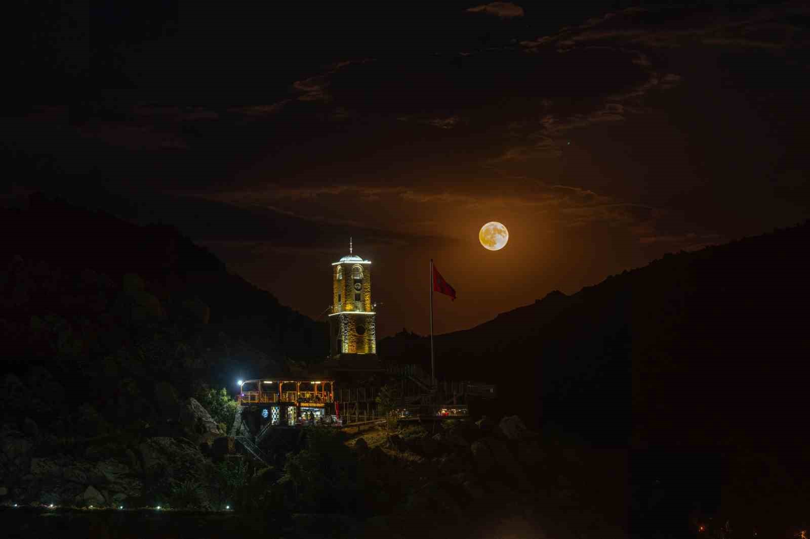 Eskişehir’de fotoğraflanan ’Süper Ay’ görsel şölen oluşturdu
