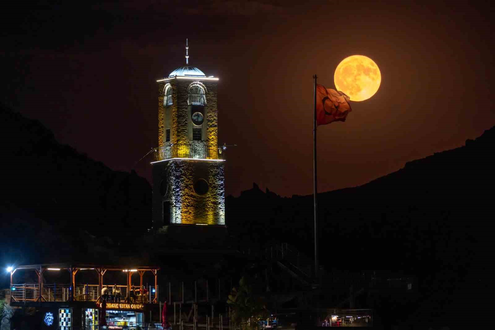 Eskişehir’de fotoğraflanan ’Süper Ay’ görsel şölen oluşturdu
