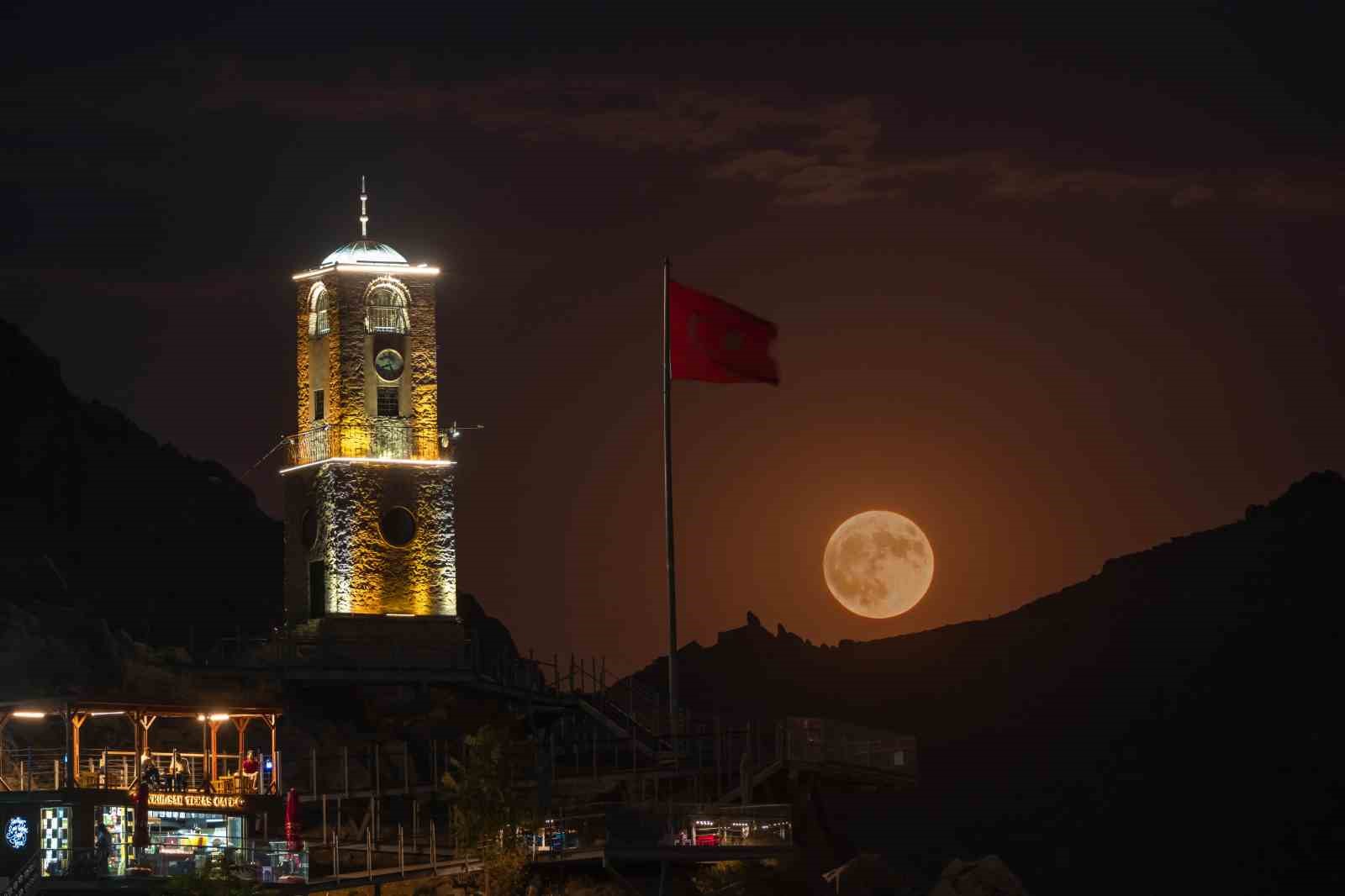 Eskişehir’de fotoğraflanan ’Süper Ay’ görsel şölen oluşturdu
