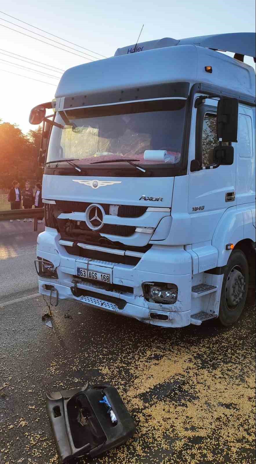 Konya’da tır ile çarpışan otomobildeki 2 kişi hayatını kaybetti
