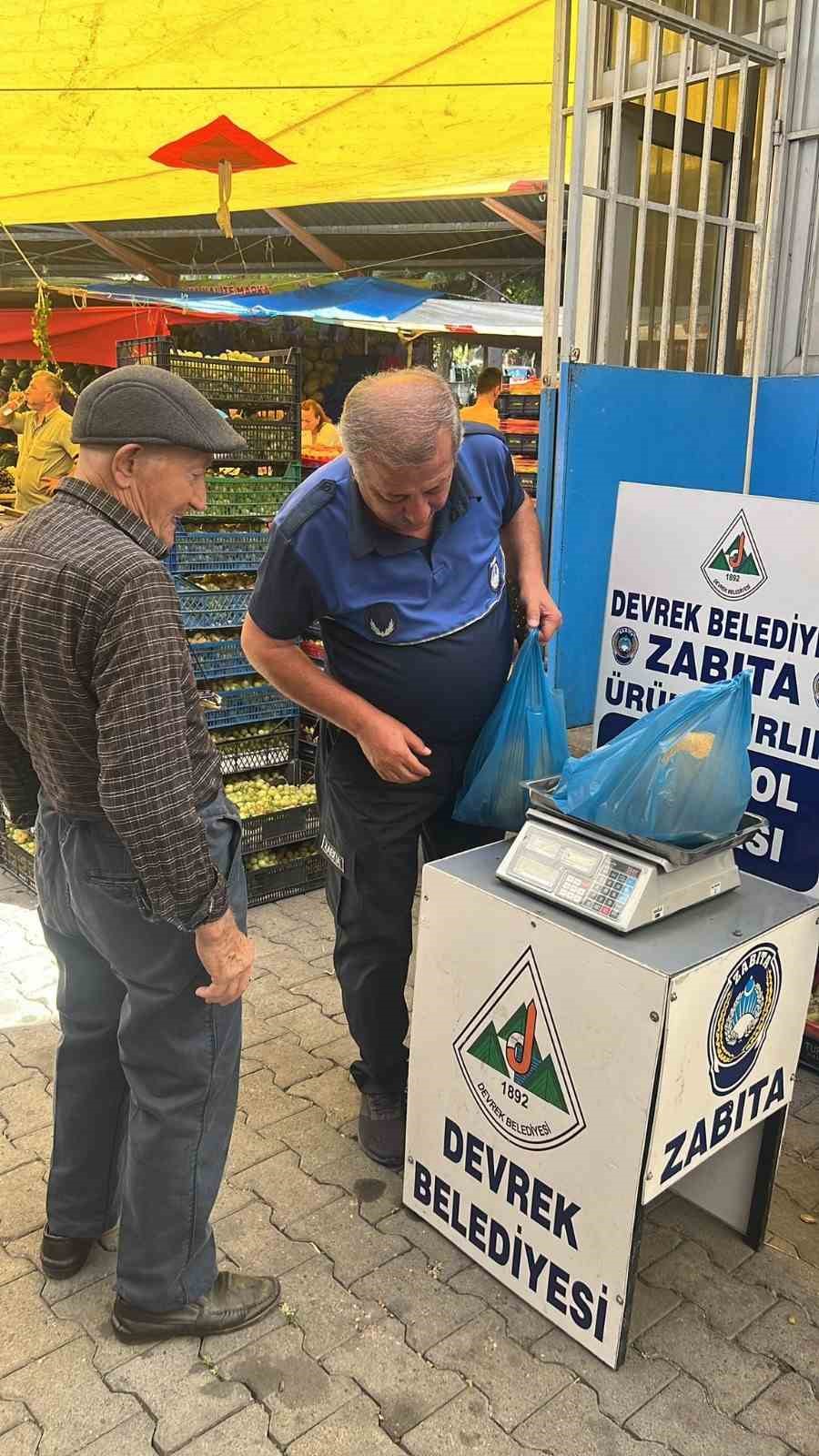 Devrek Belediyesi pazar esnafını denetledi
