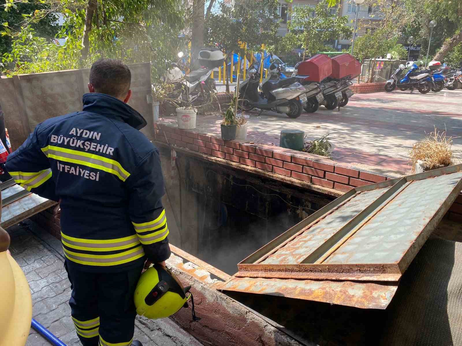 Yeraltı trafosunda çıkan dumanlar panikletti
