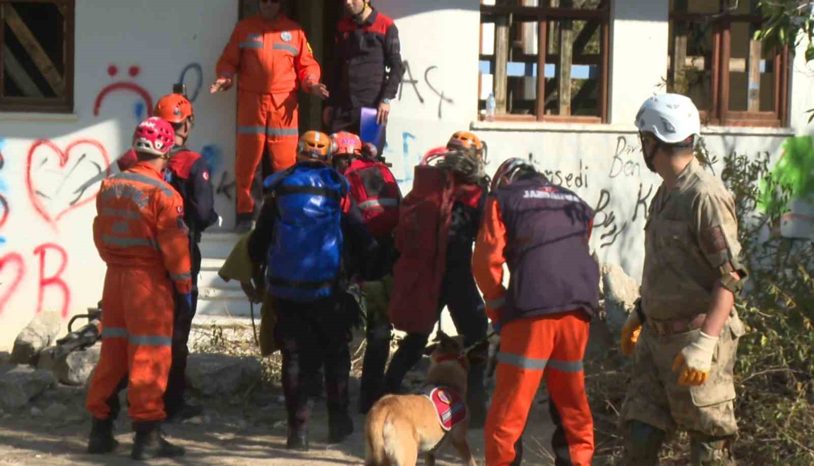 Antalya’da gerçeğini aratmayan büyük deprem tatbikatı
