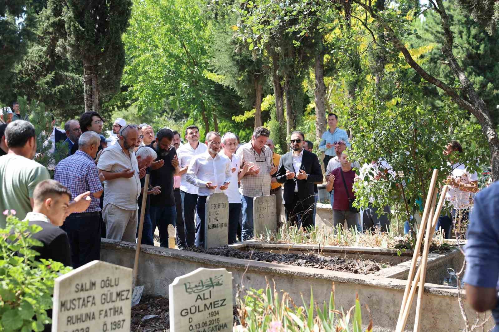 Fahrettin Altun teyzesinin cenaze törenine katıldı
