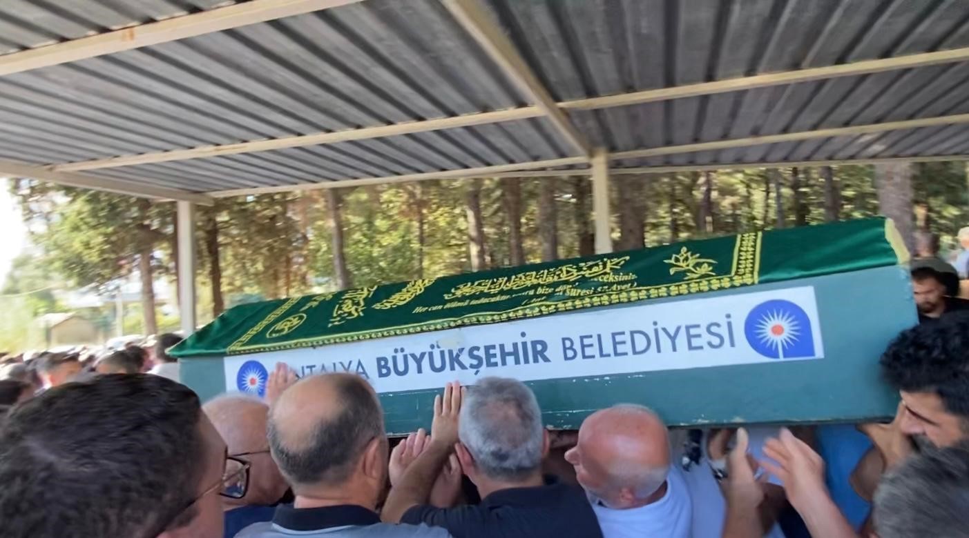 Düğünde öldürülen meclis üyesi gözyaşları içinde toprağa verildi
