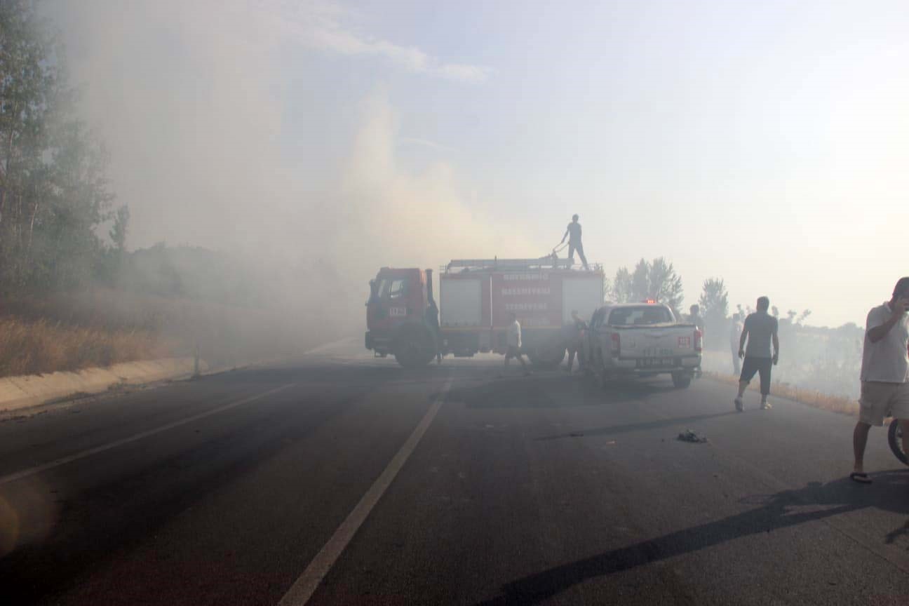 Saman yüklü tır alev aldı: Yol trafiğe kapandı, metrelerce kuyruk oluştu
