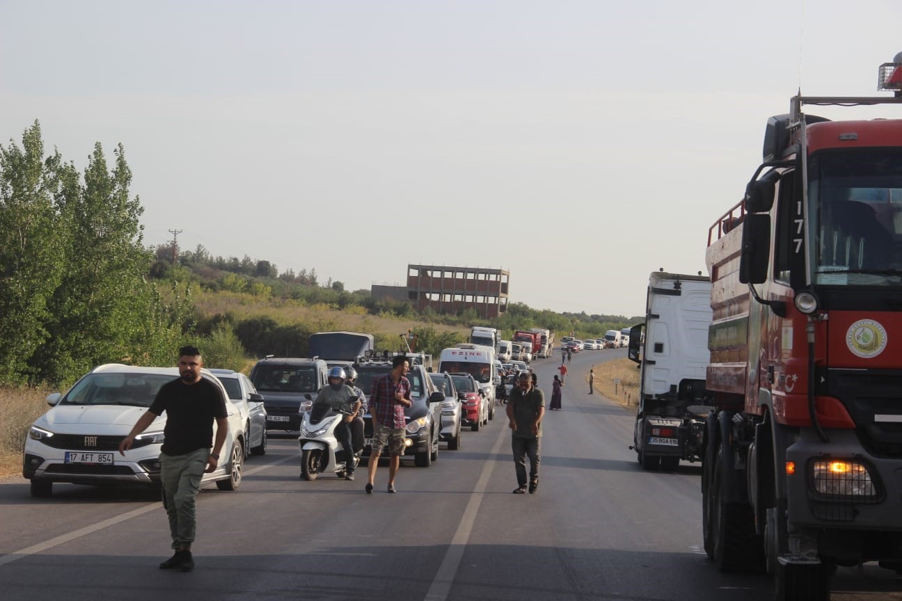 Saman yüklü tır alev aldı: Yol trafiğe kapandı, metrelerce kuyruk oluştu
