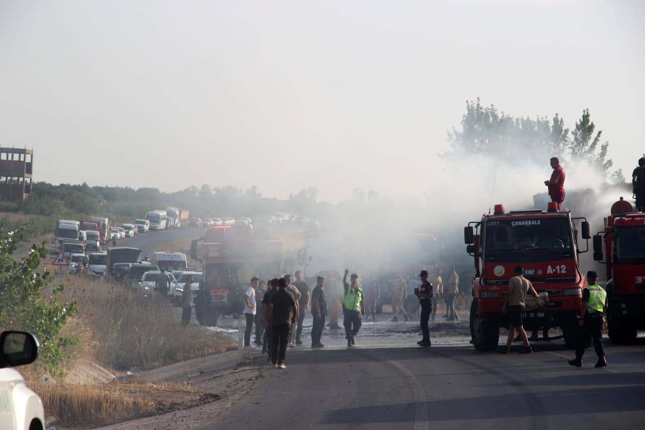 Saman yüklü tır alev aldı: Yol trafiğe kapandı, metrelerce kuyruk oluştu
