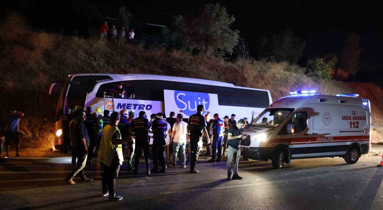 Aydın’da kontrolden çıkan yolcu otobüsü yan yattı: 1 ölü, 10 yaralı
