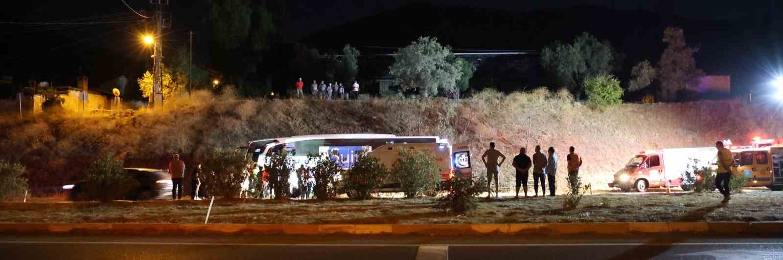 Aydın’da kontrolden çıkan yolcu otobüsü yan yattı: 1 ölü, 10 yaralı
