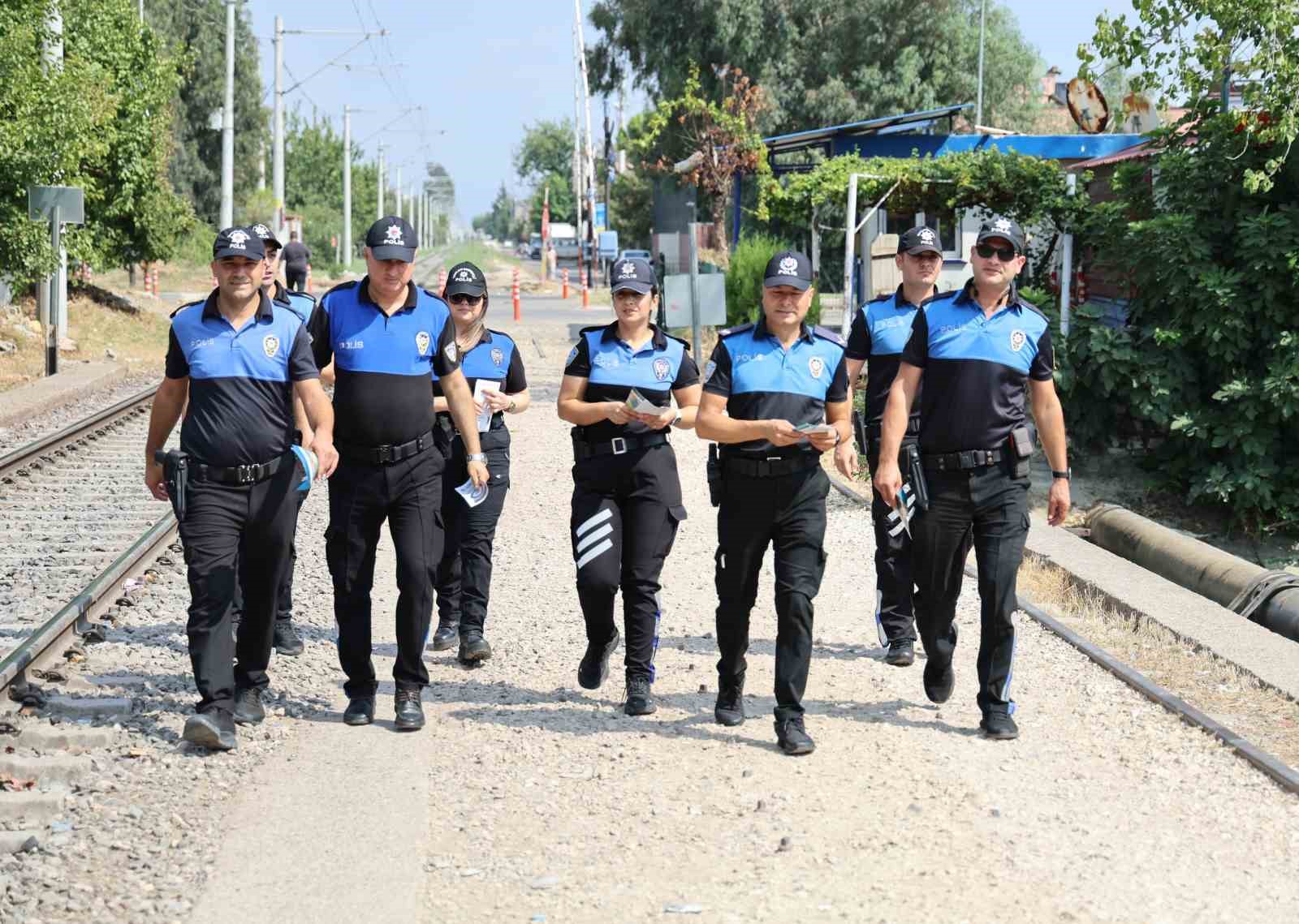 Polis ‘Çocuklar boğulmasın’ diye kapı kapı gezdi
