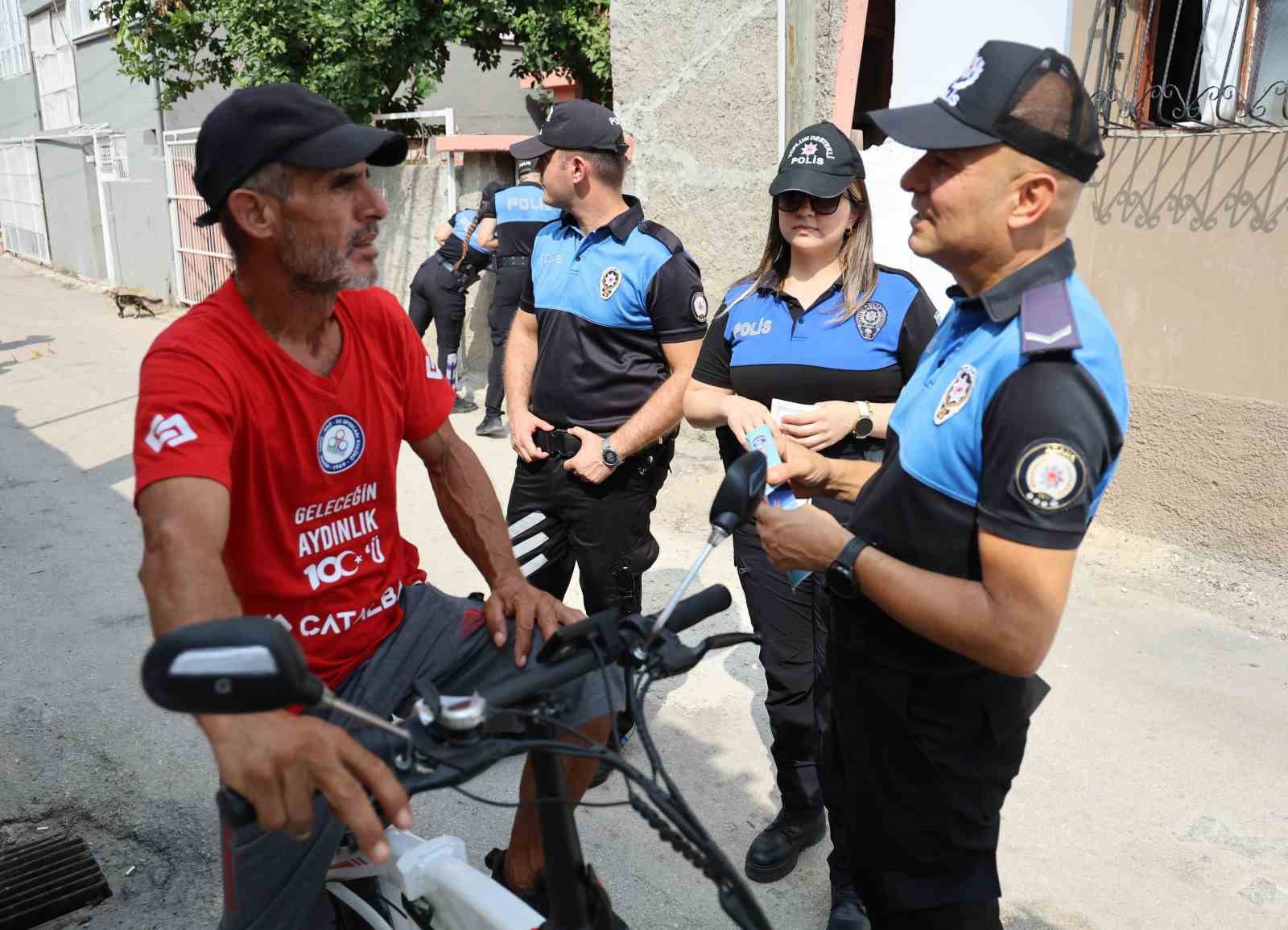 Polis ‘Çocuklar boğulmasın’ diye kapı kapı gezdi
