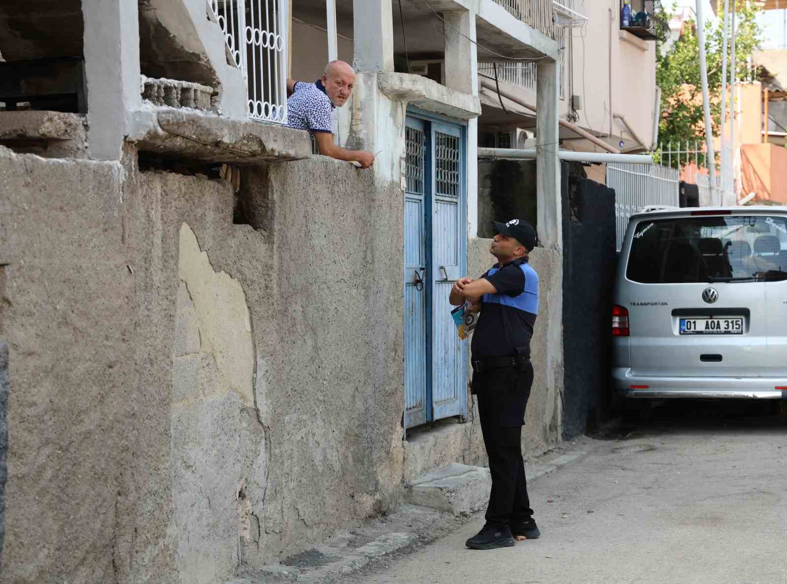 Polis ‘Çocuklar boğulmasın’ diye kapı kapı gezdi
