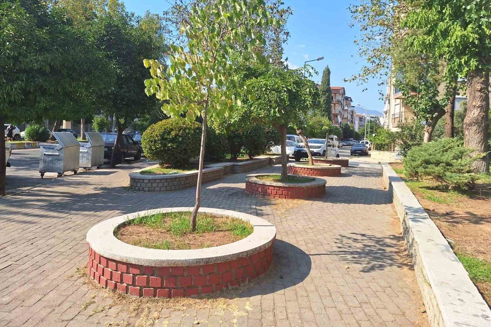 Efeler’in parkları yenileniyor
