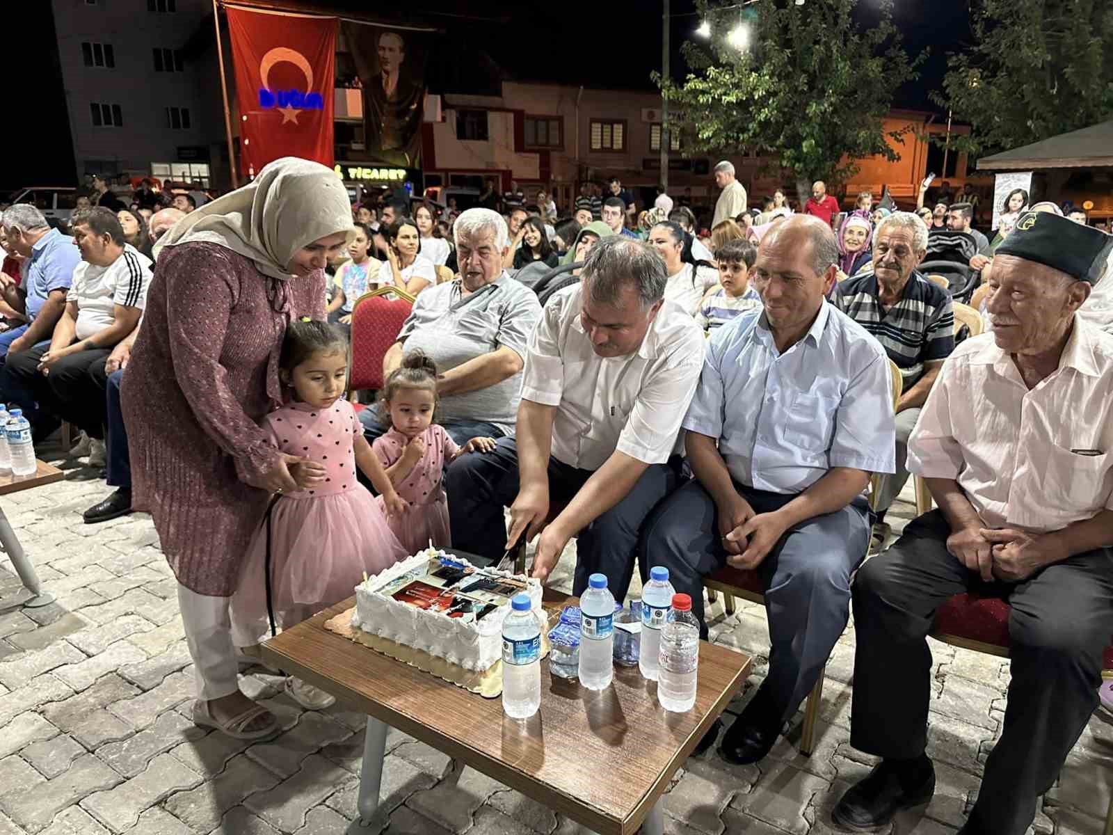 Tiyatro gösterisini izleyen Başkan Pütün’e sürpriz doğum günü kutlaması
