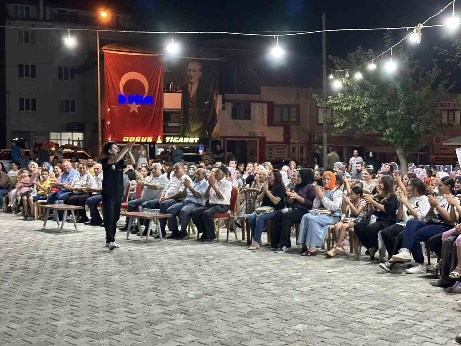 Tiyatro gösterisini izleyen Başkan Pütün’e sürpriz doğum günü kutlaması
