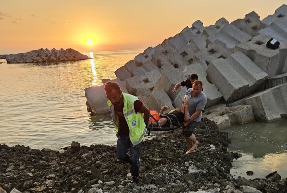 Balık tutmak isterken denize düştü, ölümden döndü
