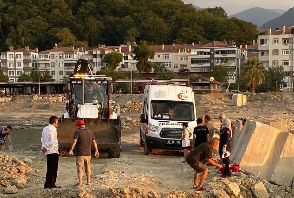 Balık tutmak isterken denize düştü, ölümden döndü
