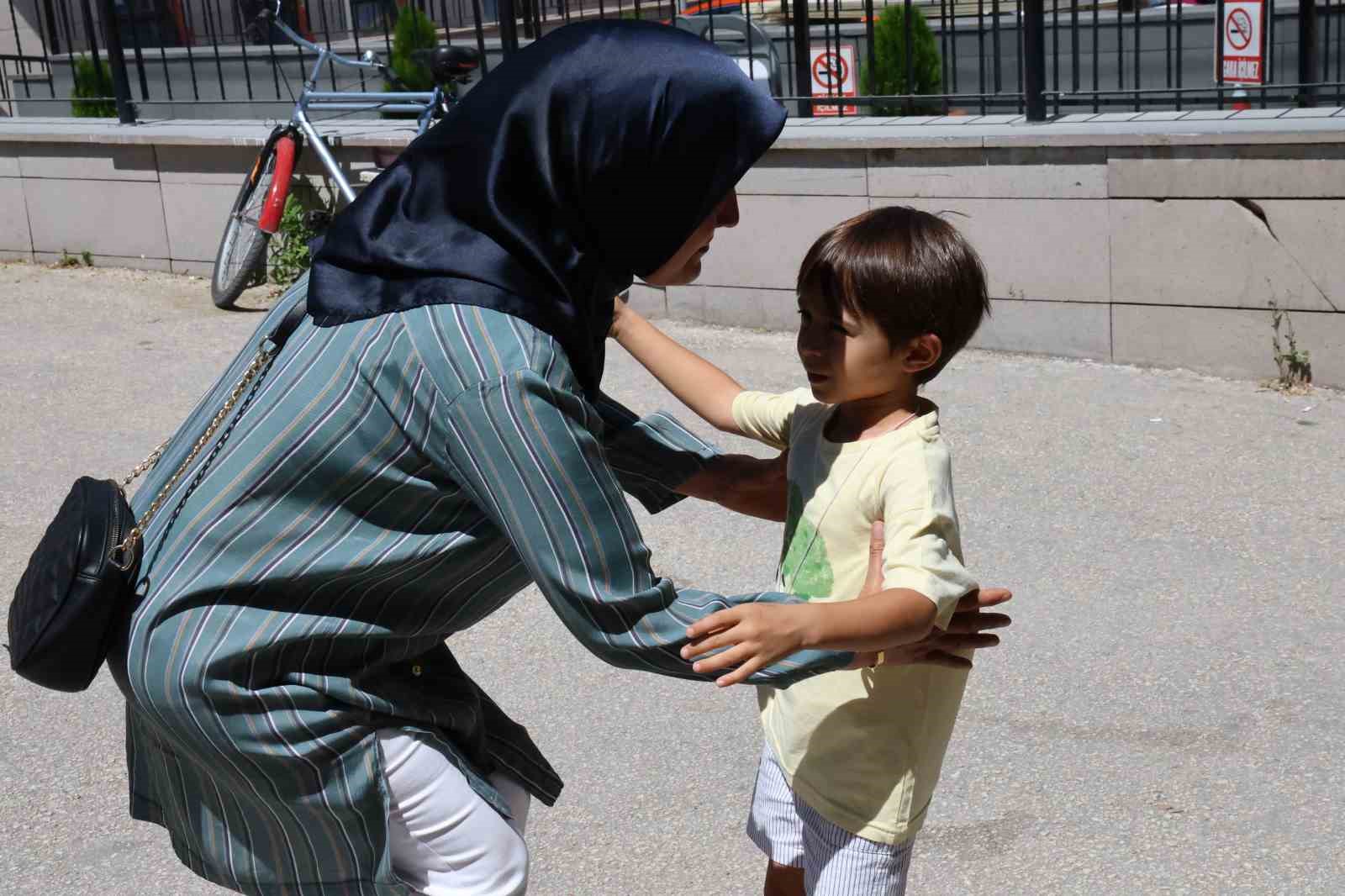 54 yaşındaki kadın emekli polis komşusu tarafından sopayla dövüldüğünü iddia etti
