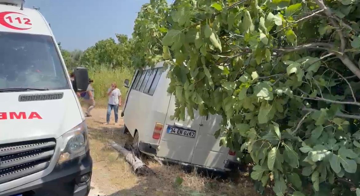 Direksiyon hakimiyetini kaybeden minibüs tarlaya uçtu
