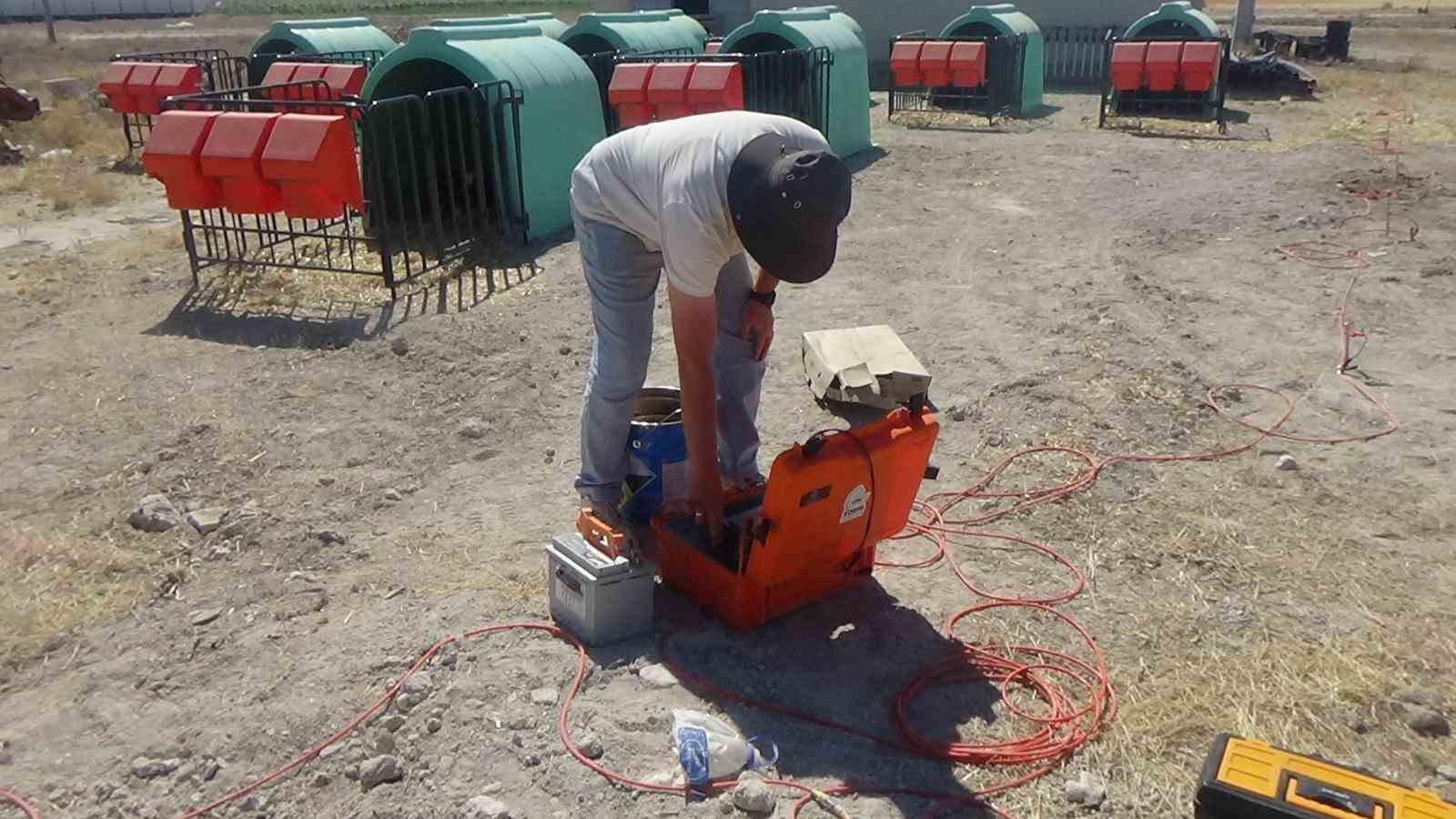 Evlerin yakınına kadar gelen obruklar tedirgin ediyor
