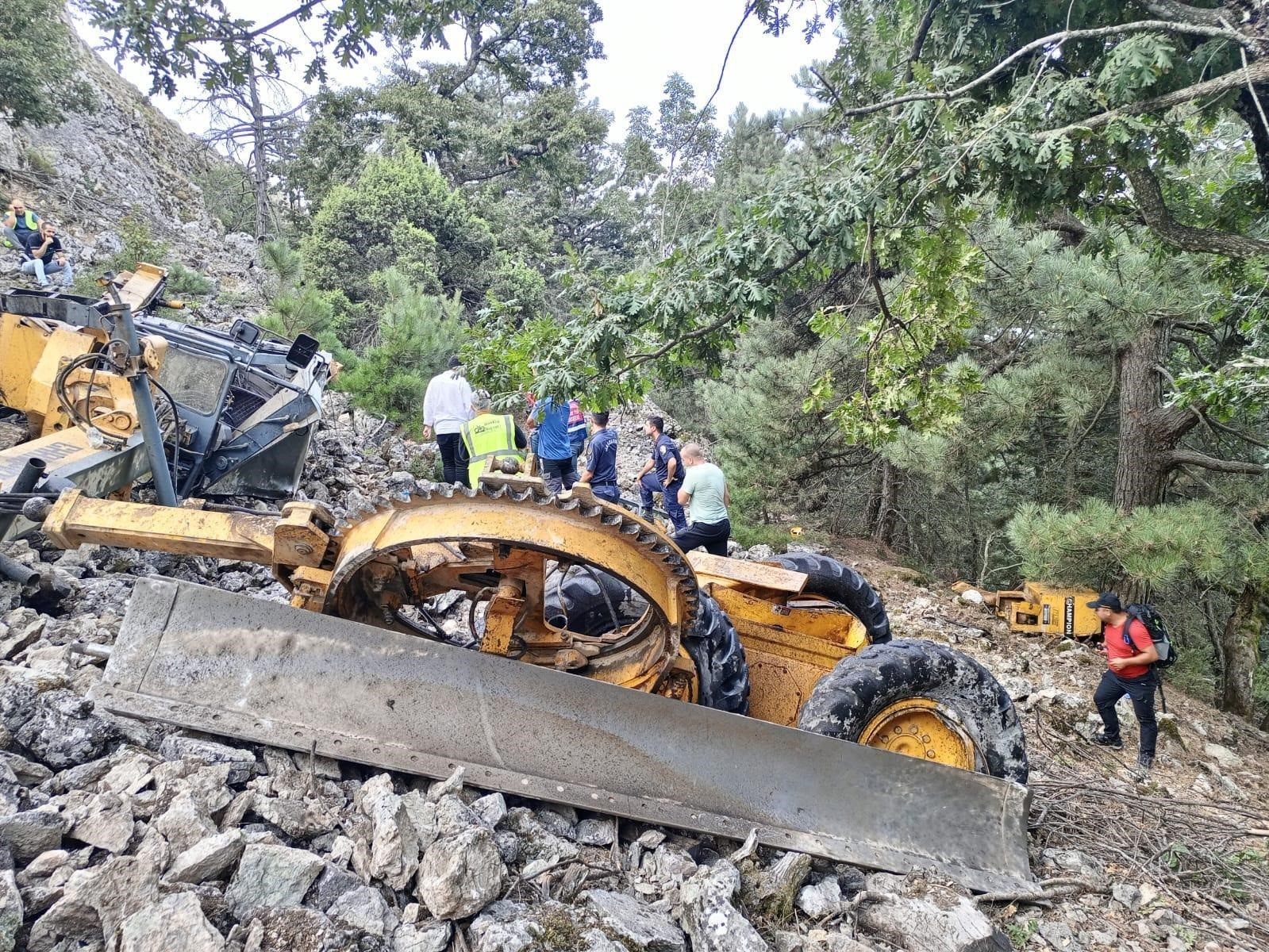 İzmir’de iş makinesi uçuruma yuvarladı, operatör can verdi
