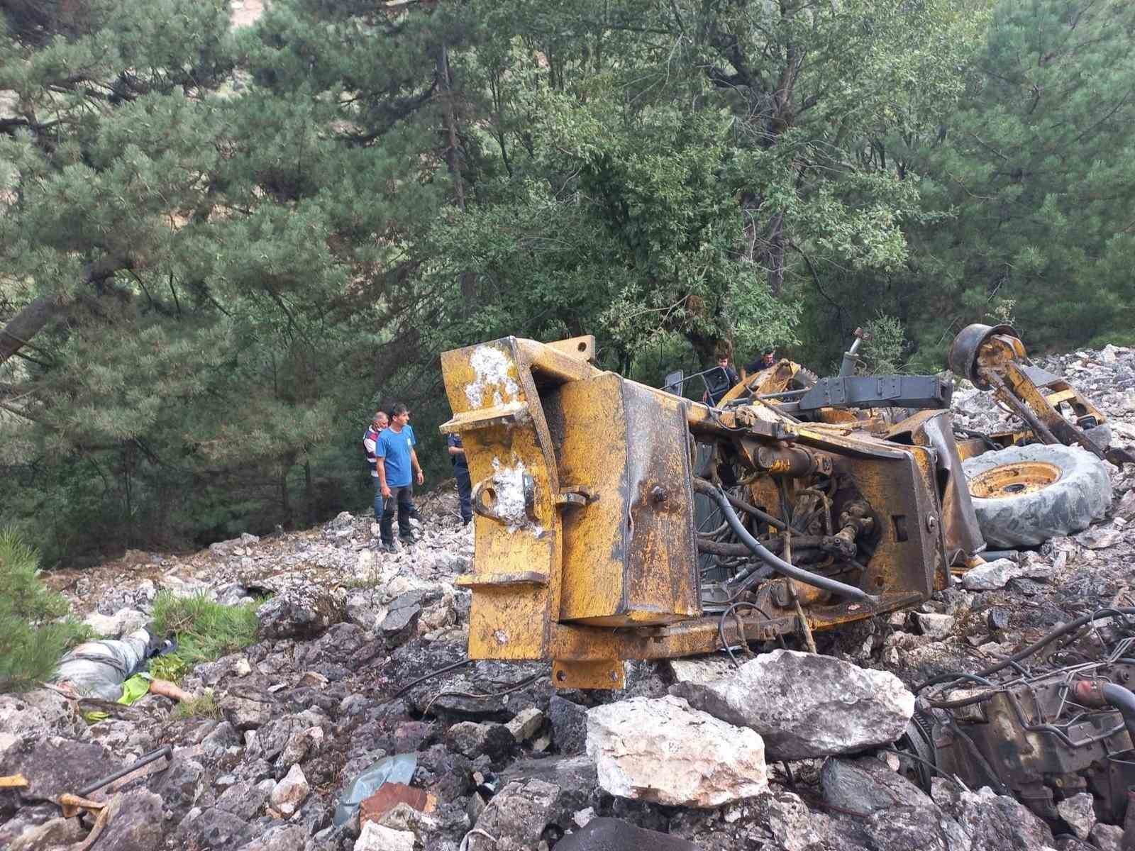 İzmir’de iş makinesi uçuruma yuvarladı, operatör can verdi
