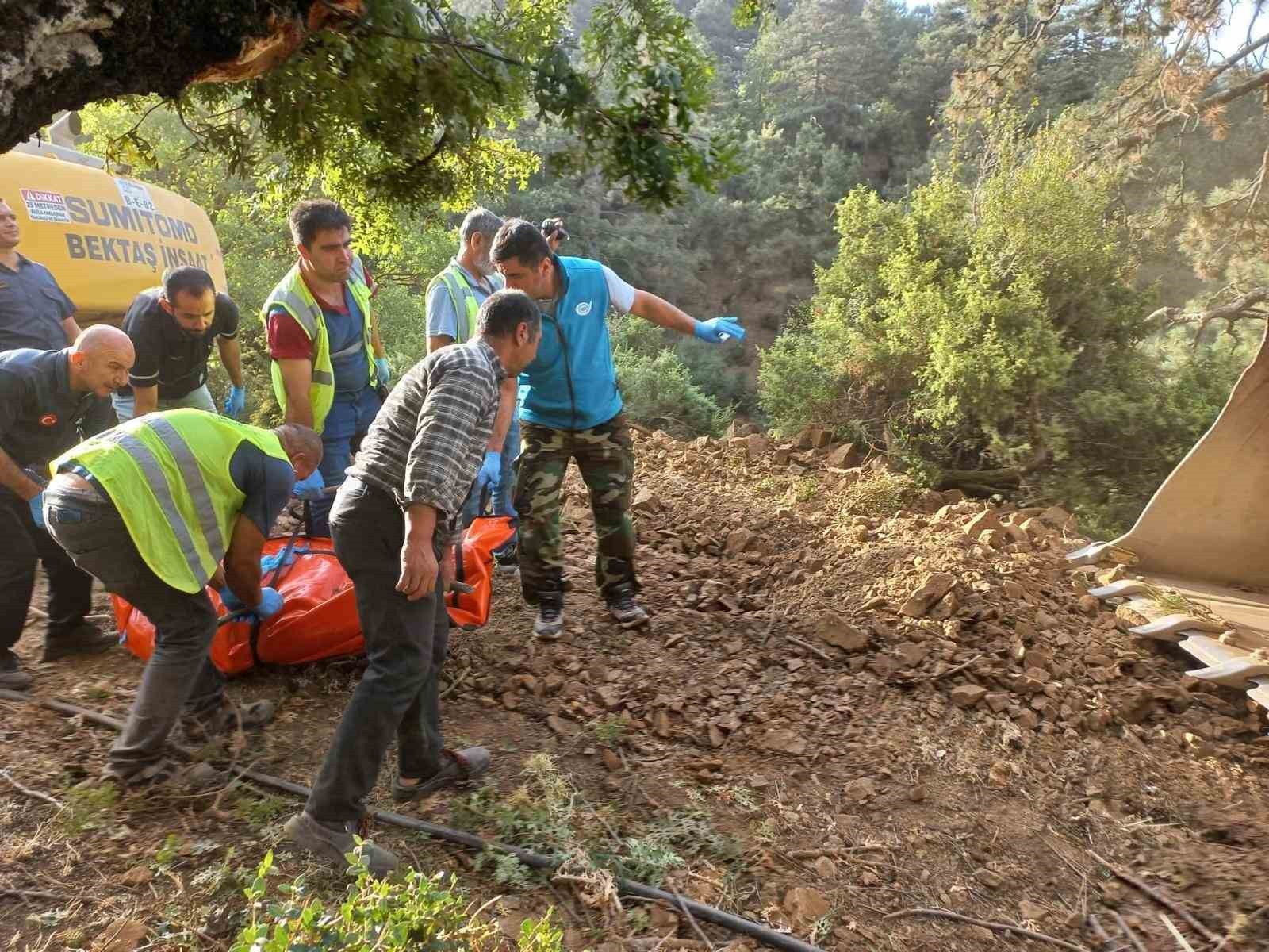 İzmir’de iş makinesi uçuruma yuvarladı, operatör can verdi
