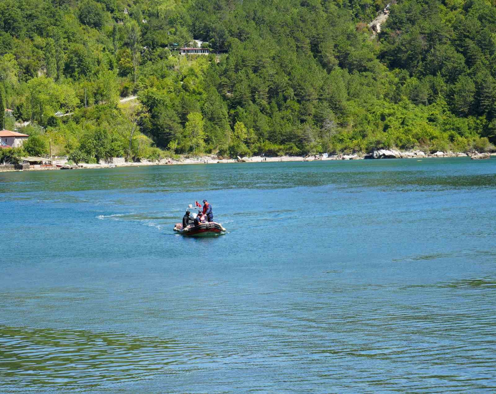 Kastamonu’da batan teknenin kaptanını arama çalışmaları sürüyor
