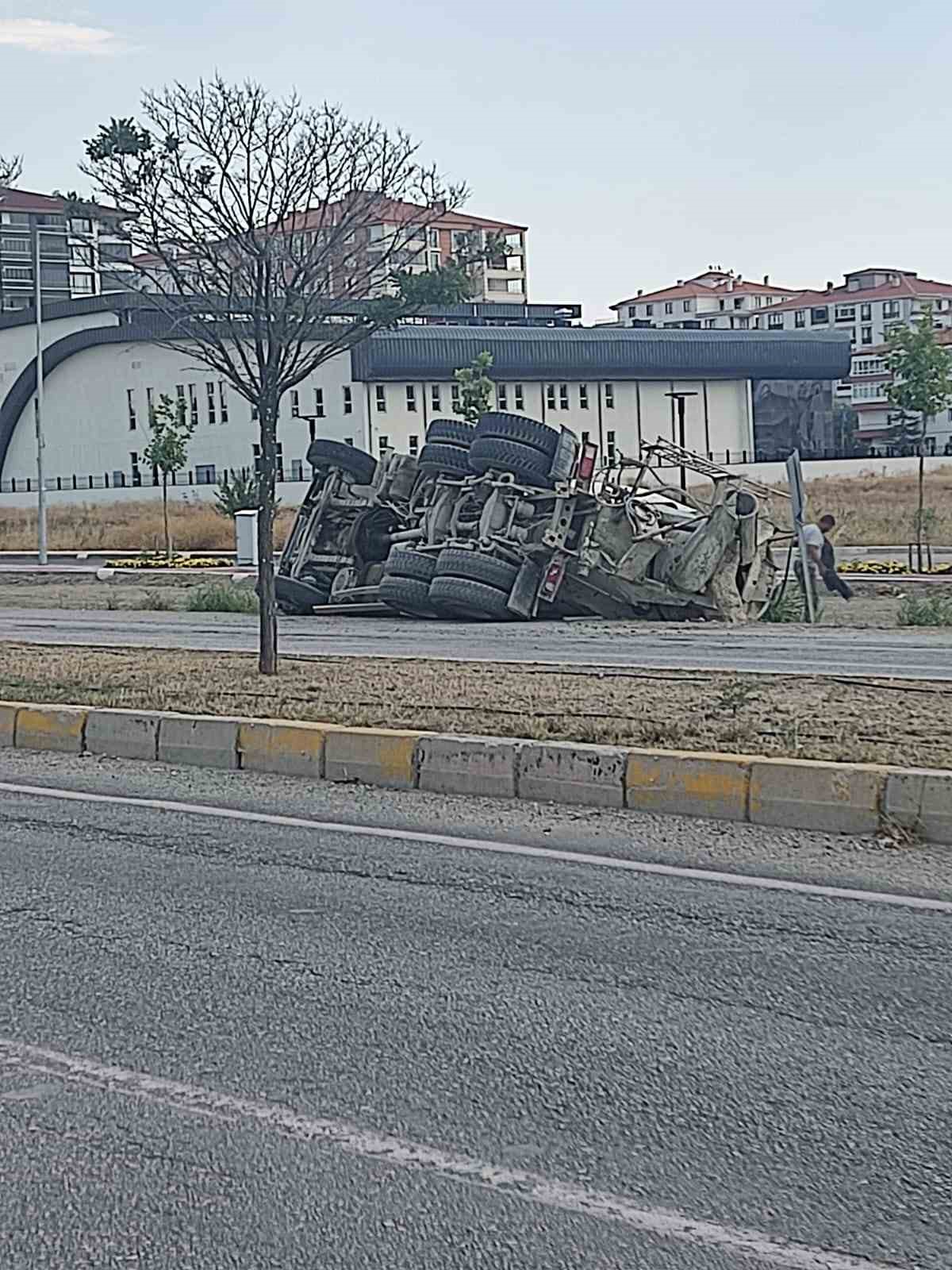 Ankara’da seyir halindeki beton mikseri devrildi
