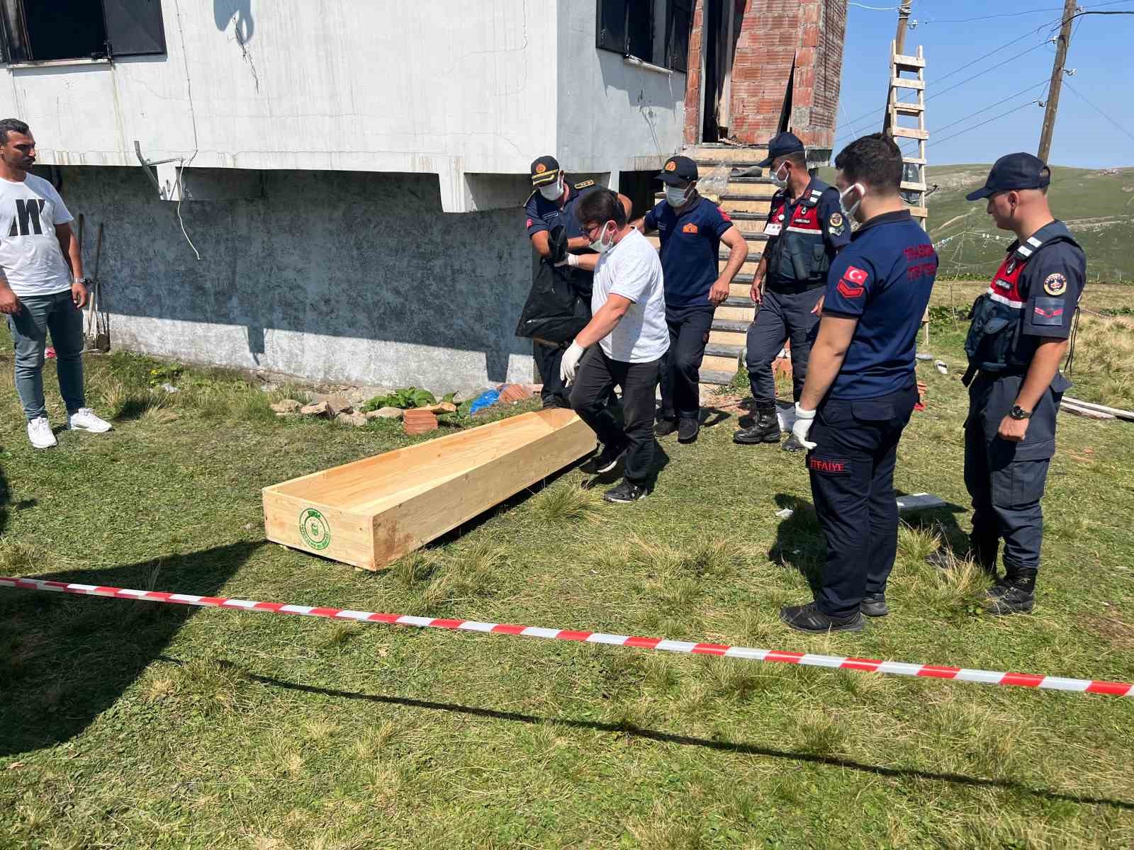 Kundaklanan yayla evindeki 3 cenaze otopsi için Adli Tıp Kurumu’na gönderildi
