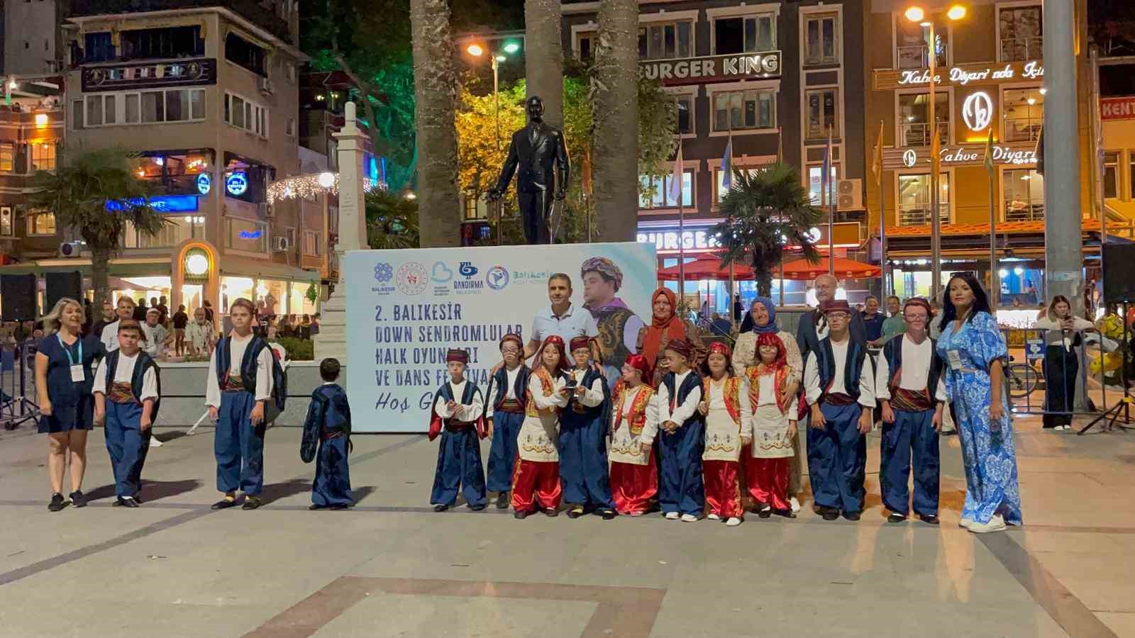 Denizli’nin Down sendromlu çocukları Bandırma festivaline renk kattı
