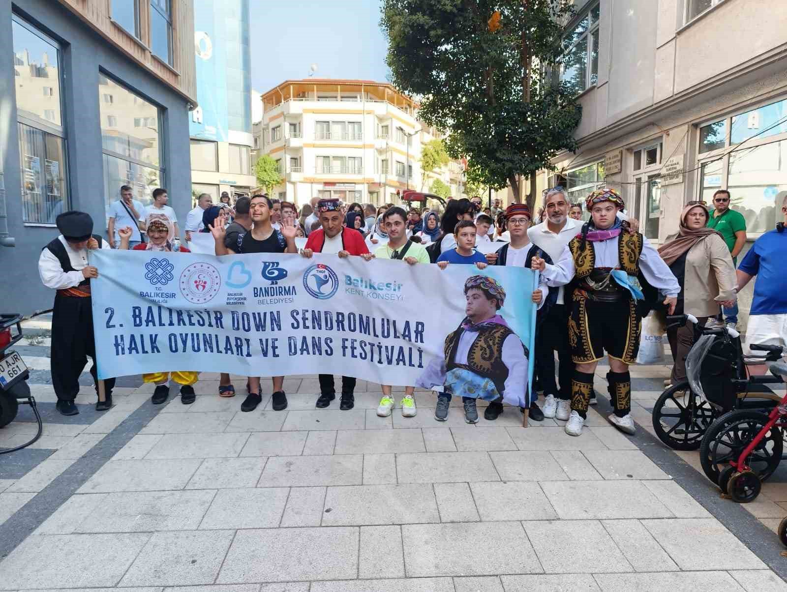 Denizli’nin Down sendromlu çocukları Bandırma festivaline renk kattı
