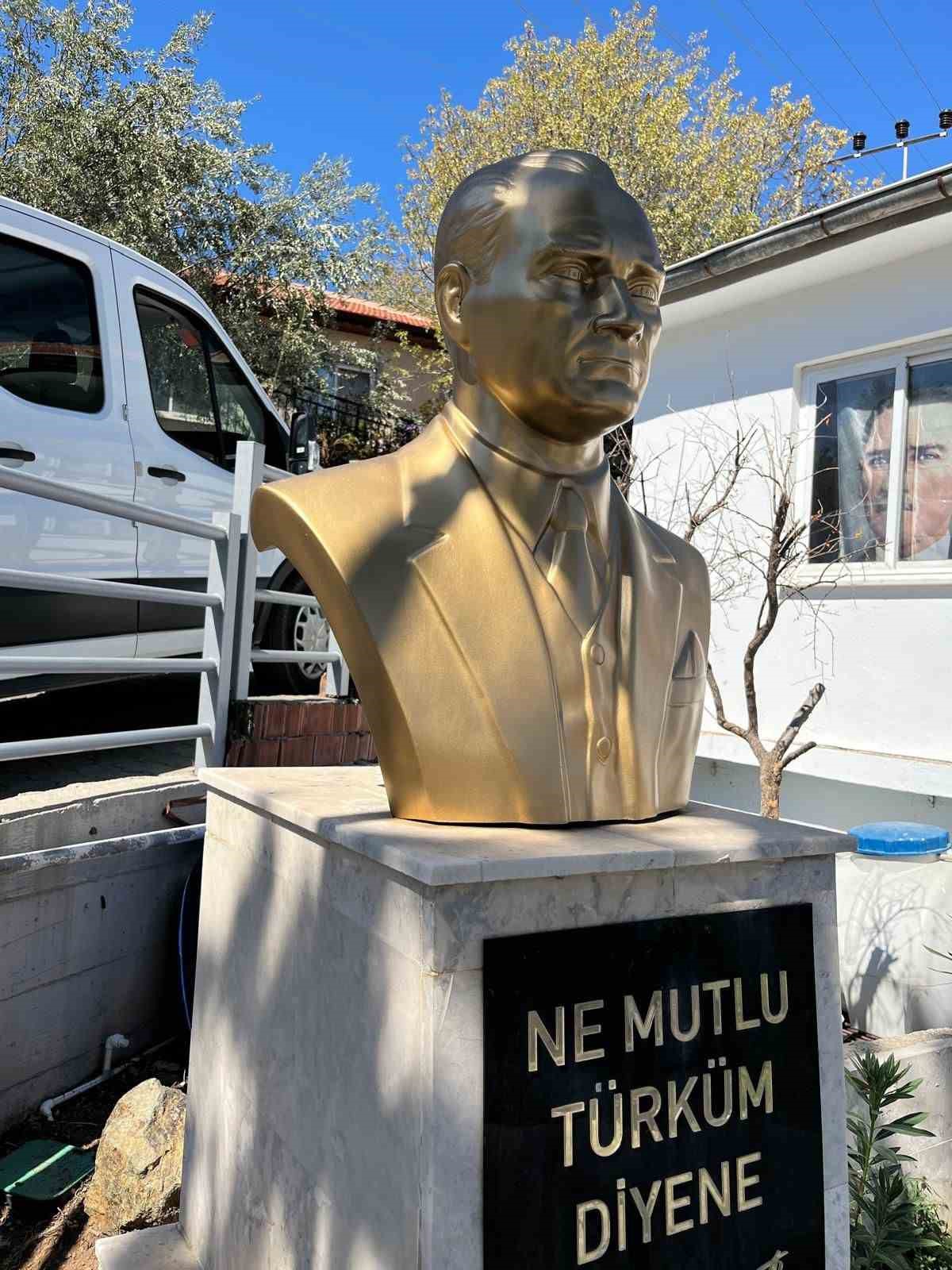 Atatürk büstlerine bayram öncesi bakım
