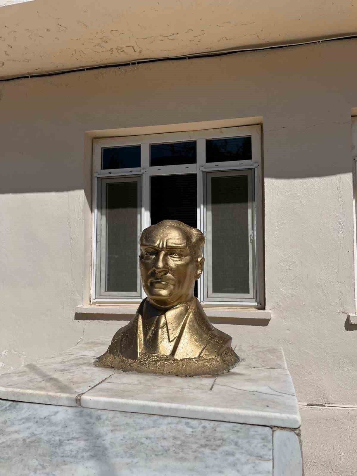 Atatürk büstlerine bayram öncesi bakım
