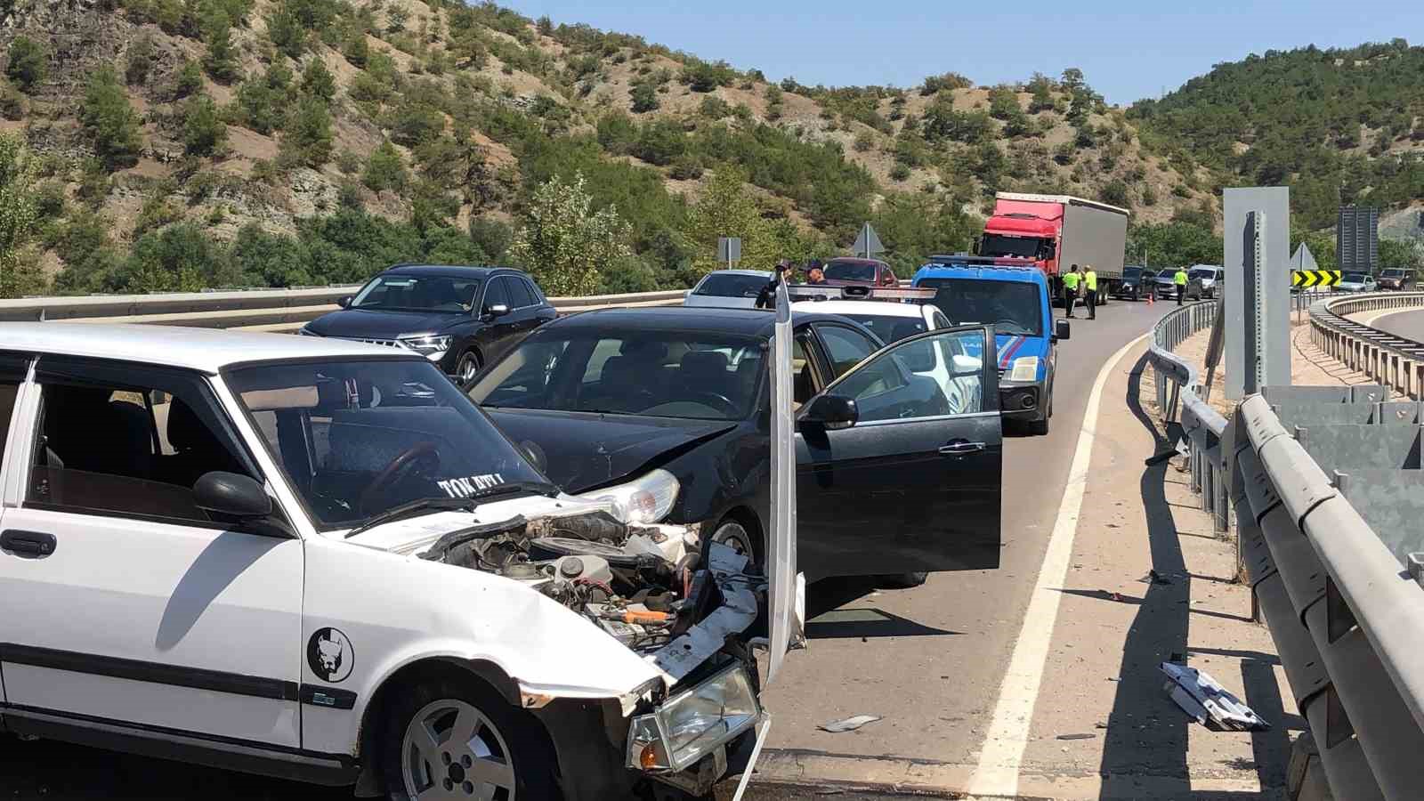 Amasya’da 2 otomobil çarpıştı: 1’i çocuk 3 yaralı
