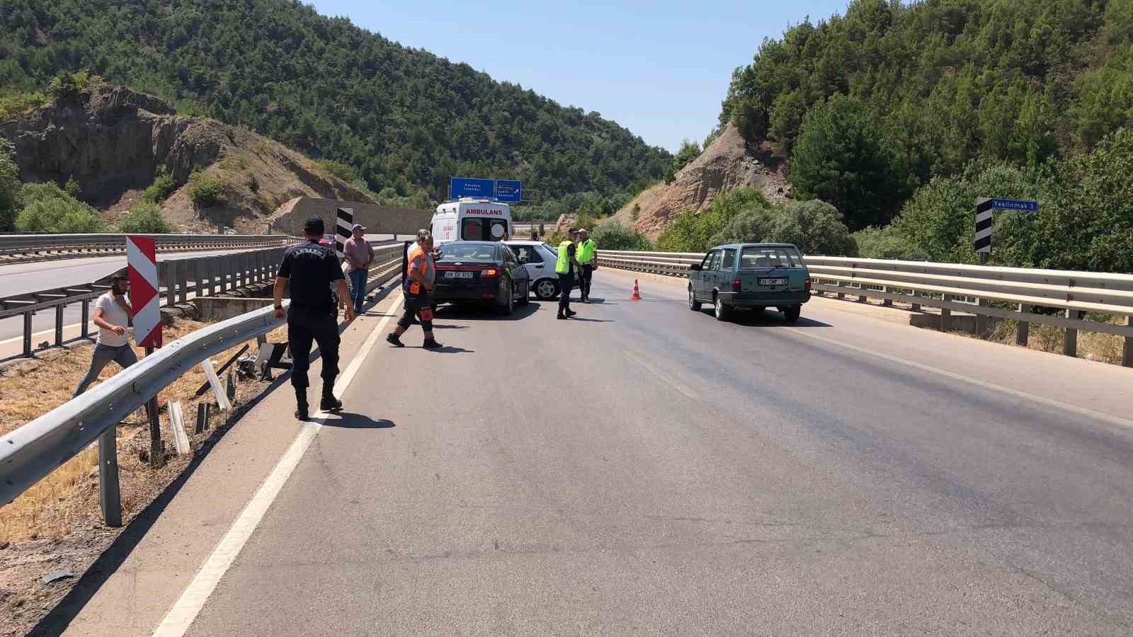 Amasya’da 2 otomobil çarpıştı: 1’i çocuk 3 yaralı
