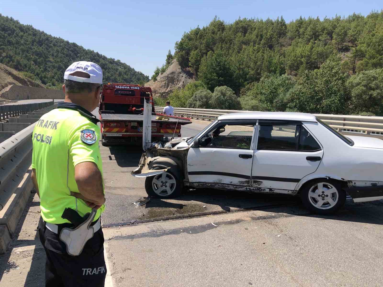 Amasya’da 2 otomobil çarpıştı: 1’i çocuk 3 yaralı
