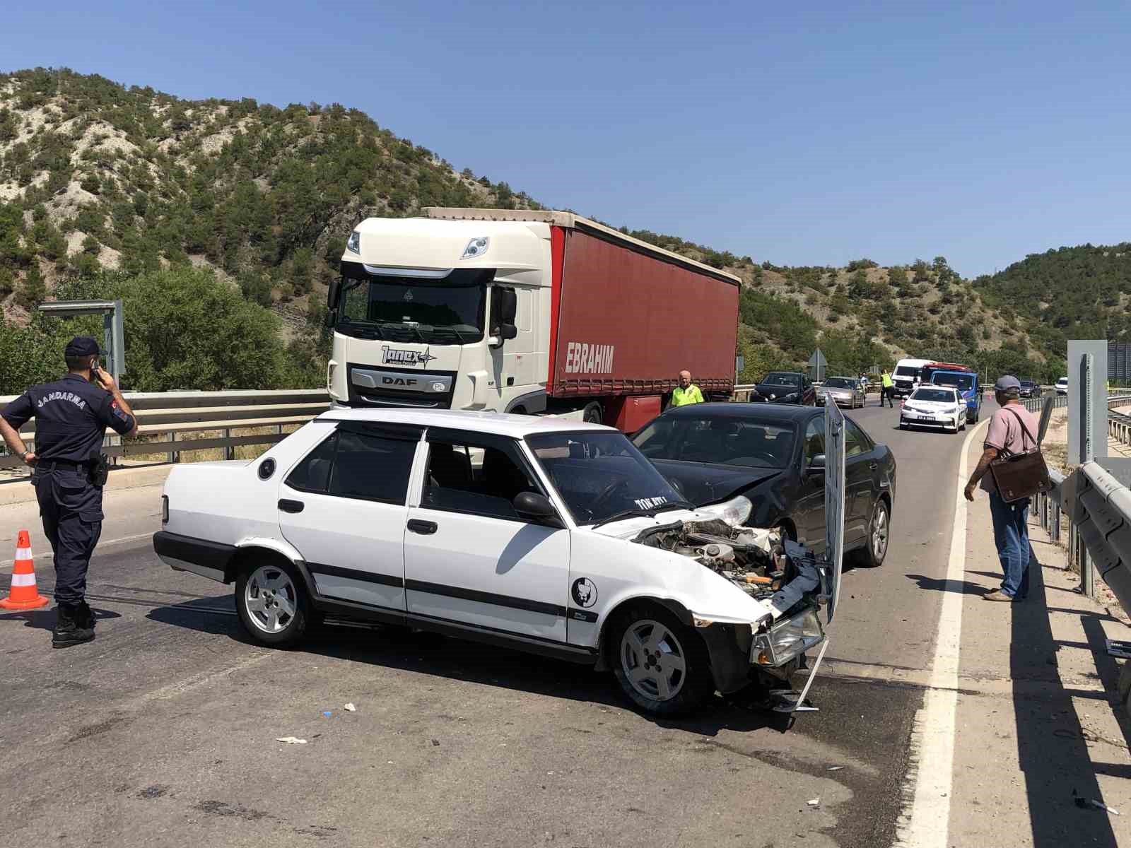 Amasya’da 2 otomobil çarpıştı: 1’i çocuk 3 yaralı
