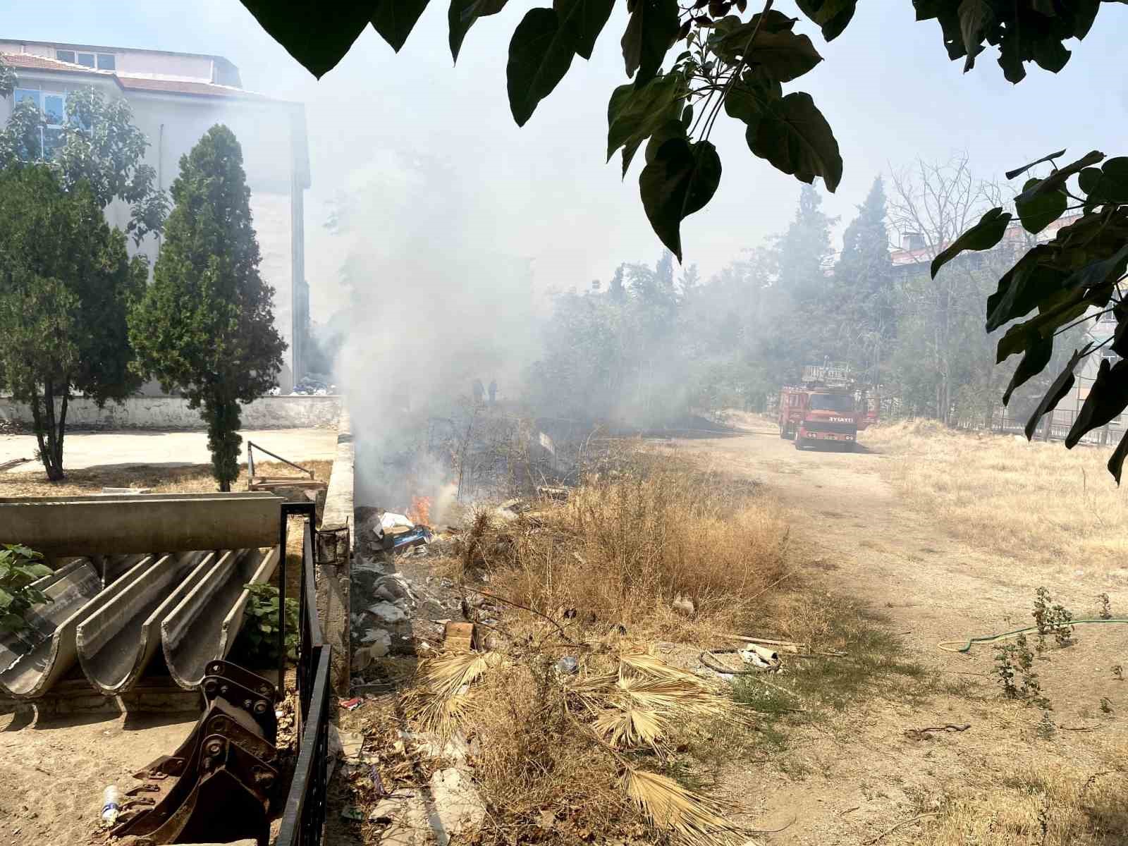 Manisa’da boş arazide çıkan yangın ucuz atlatıldı
