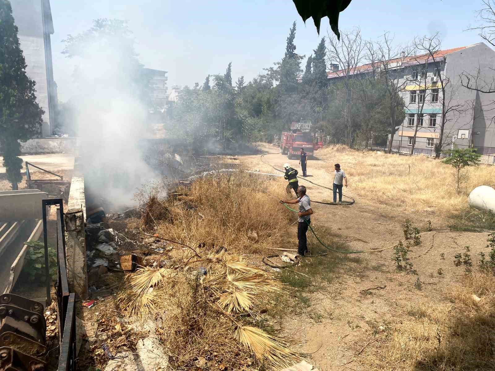 Manisa’da boş arazide çıkan yangın ucuz atlatıldı
