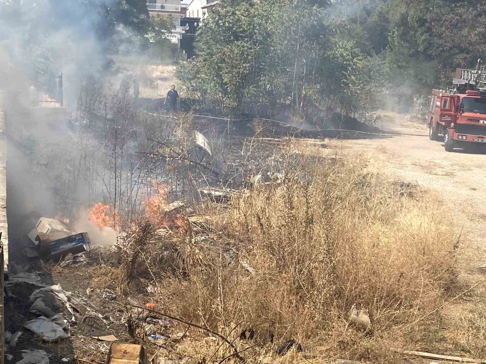 Manisa’da boş arazide çıkan yangın ucuz atlatıldı
