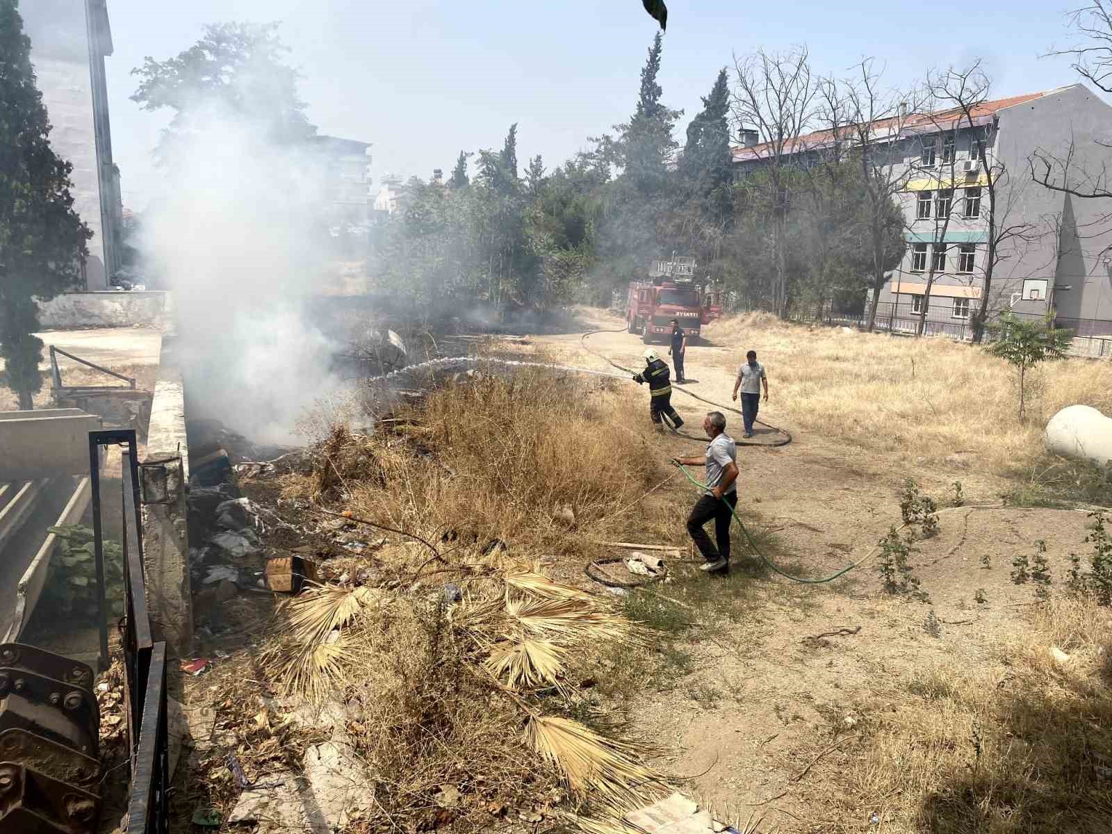 Manisa’da boş arazide çıkan yangın ucuz atlatıldı
