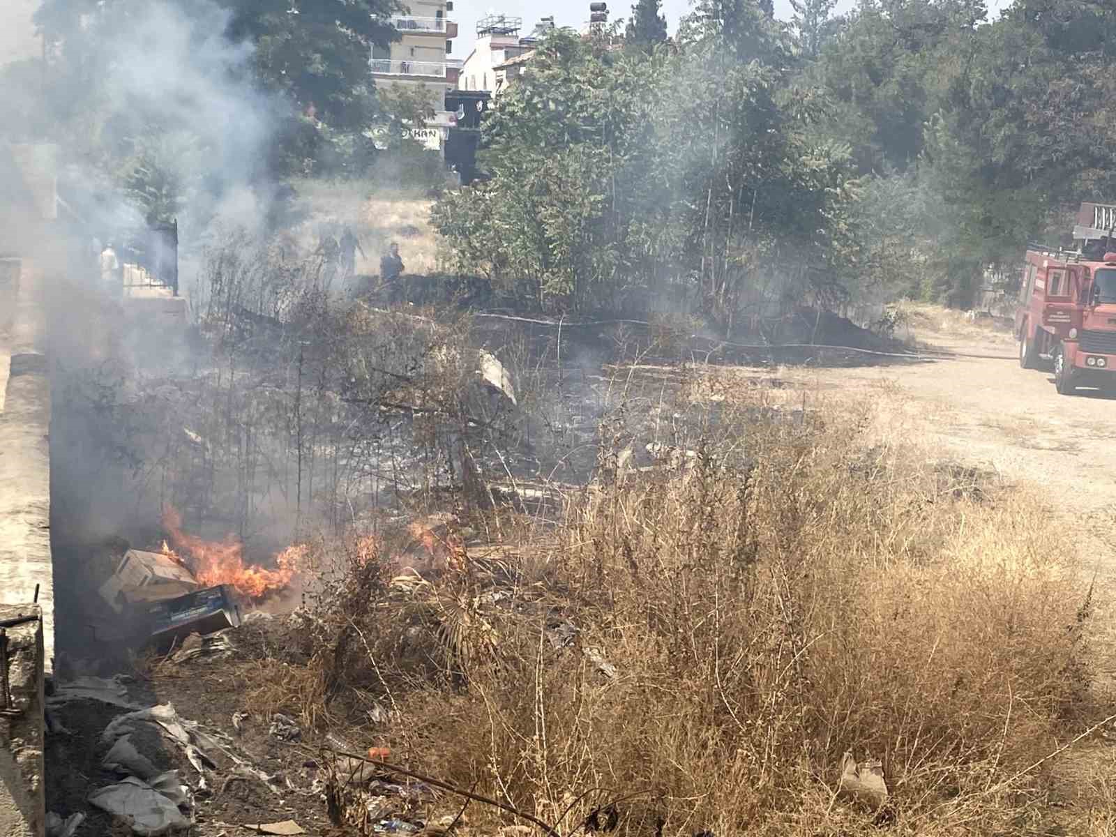 Manisa’da boş arazide çıkan yangın ucuz atlatıldı
