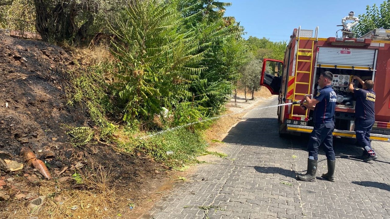 Alevlerin antik kente ulaşmasını itfaiye ekiplerinin hızlı müdahalesi önledi
