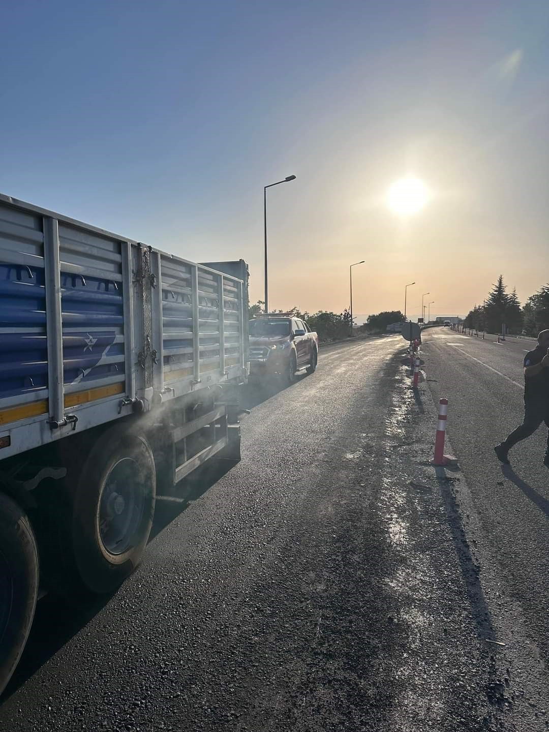 İzmir yangınından dönerken alev alan tıra müdahale ettiler
