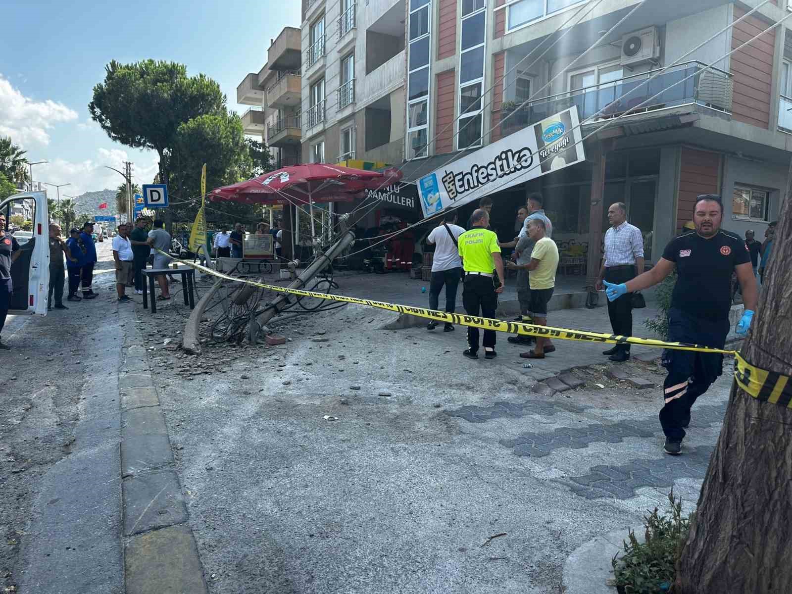 Kontrolden çıkan otomobil önce aydınlatma direğine sonra fırına daldı
