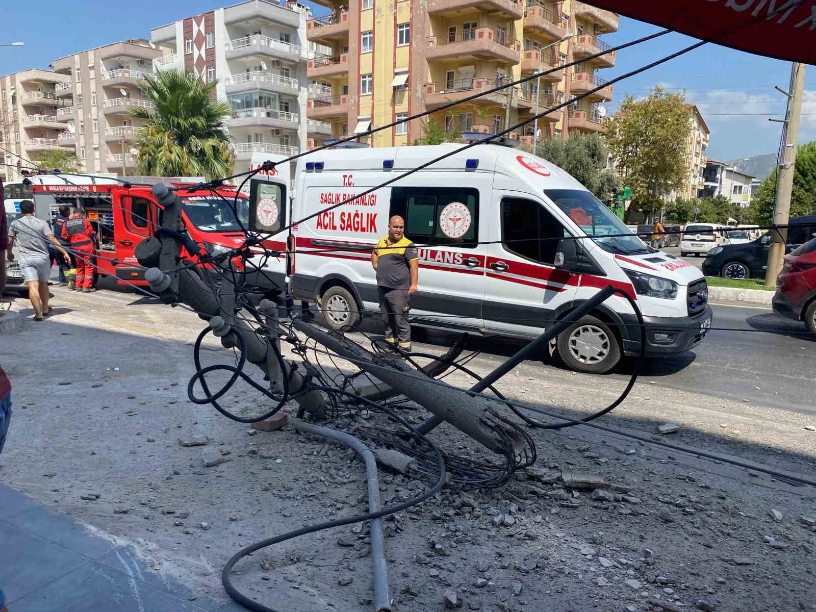 Kontrolden çıkan otomobil önce aydınlatma direğine sonra fırına daldı
