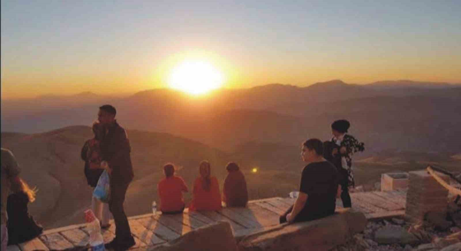 Güneşin doğuşunu meditasyon yaparak izlediler
